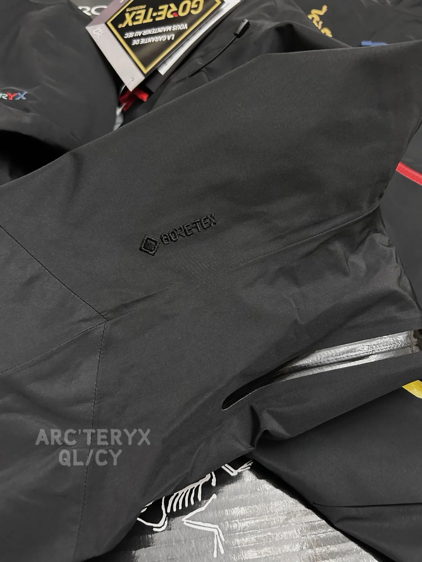 D 10 ARC‘TERYX rush SV GTX • ： Classic RUSH JACKET ，2021 Black ， logo、 Green， 。2025 RUSH JACKET ， ， 。 • ： ， ， ， 。 • ： ， GORE-TEX ， ， 。 • Breathable ： Breathable ， ， ， 。 • ： ， ， ， ， 。 • Wear-Resistant ： Wear-Resistant， ， ， 。 ： Size: S—2XL S 73 118 59 M 75 122 60 L 77 126 61 XL 79 130 62 XXL 81 134 63 , 1-2CM